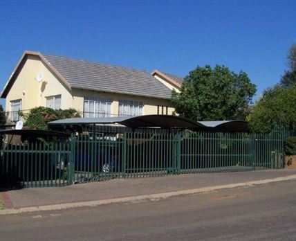 Lion's Den Guest House