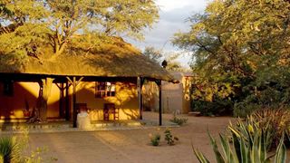 Eningu Clayhouse | Lodges Dordabis