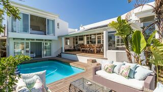 White Waves Beach House | Self-catering Bloubergstrand