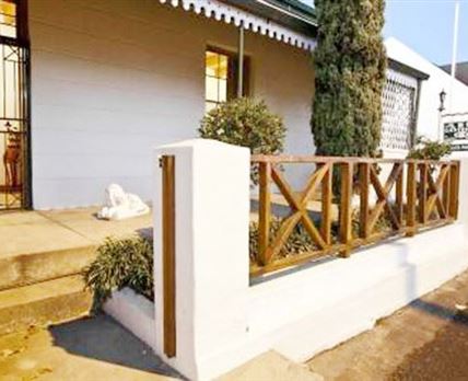 Leo Guest House