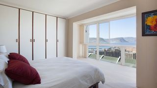 Sea-facing Modern Townhouse | Simons Town Accommodation