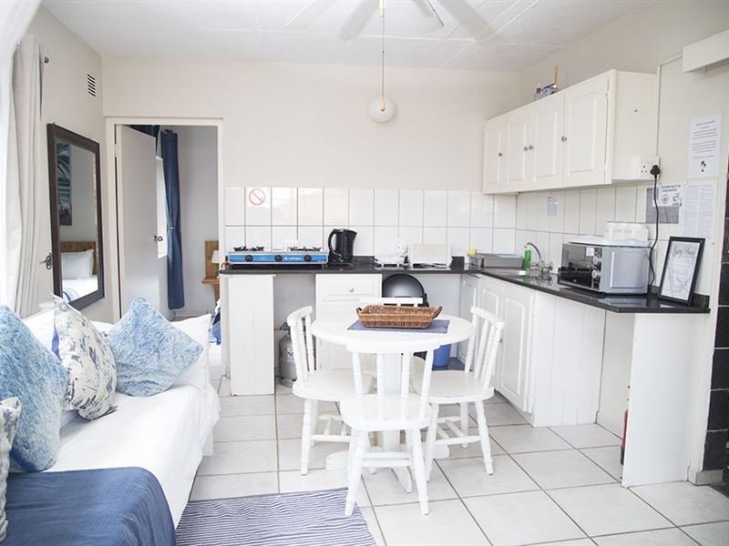 Ansteys Beach Self Catering And Backpackers