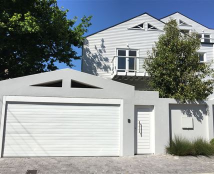Cricklewood Place - Luxury Holiday Home