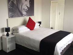 The Glam Guesthouse | Green Point Accommodation