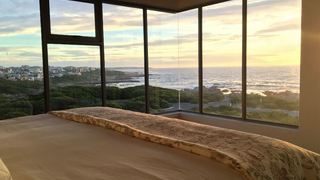 Marine 5 Guest House | De Kelders Accommodation