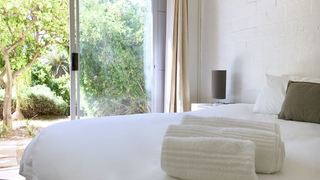 EXPLORE best of both with mountainside city living | Accommodation Vredehoek