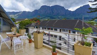 Cape Town Loft Apartment with Mountain Views | Claremont Accommodation