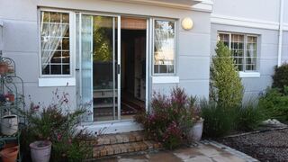 Garden Apartment in Rondebosch | Self-catering Mowbray