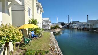 Fresh Modern Apartment on the Water | Self-catering Thesen Island