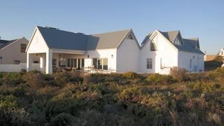 The Grotto House | Grotto Bay Accommodation