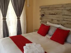 Traceys Guest House | Zeerust Accommodation
