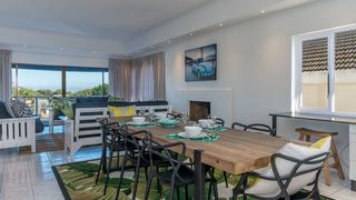 The Great White & Sunset Beach House | Strand Accommodation