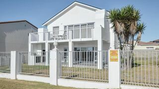 9 on Dolfyn | Yzerfontein Accommodation