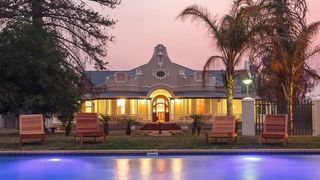 Bakenskraal Ostrich Palace | Oudtshoorn Accommodation