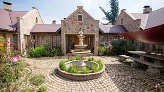 Aaah! Chimneys and Roses | Accommodation Dullstroom
