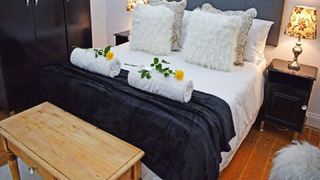 FlowerBox Cottages | Accommodation Linkside (Mossel Bay)