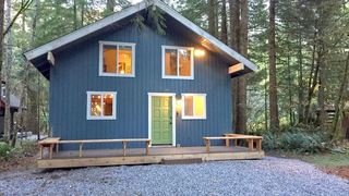 Snowline Cabin #66 - Sleeps 10! | Glacier Accommodation