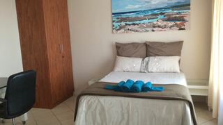 The Golden Flower | Accommodation Sunnyridge