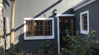 Courtyard Cottage, Muizenberg; Cosy Studio Flat | Muizenberg Accommodation