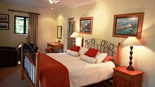 Birdsong Cottages Number Ten Poplar Drive | Bergview Self-catering