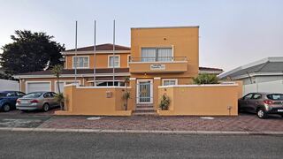 Natalie House | Accommodation West Beach