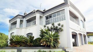 Strelitzia Holiday Flats | Africa Specials
