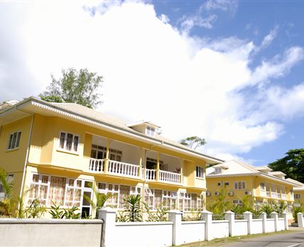 Reef Holiday Apartments