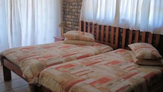 Queen Elizabeth 3 | Manaba Beach Accommodation