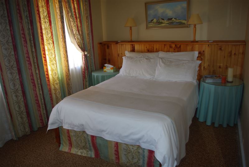 Room 8: Double room with en suite bathroom