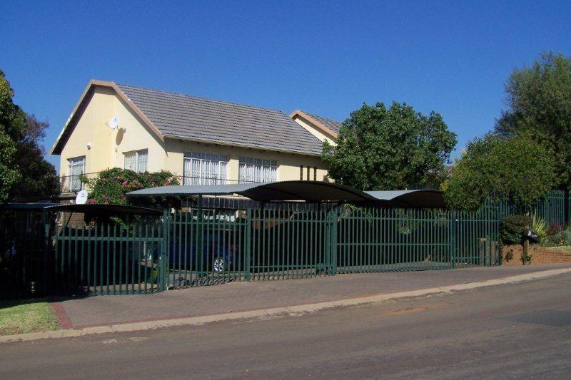 Lion's Den Guest House