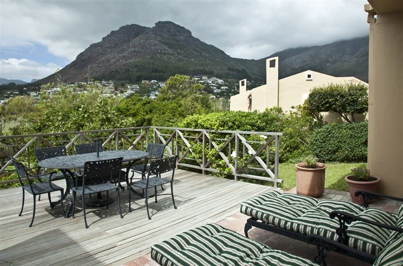 Spacious entertainment deck