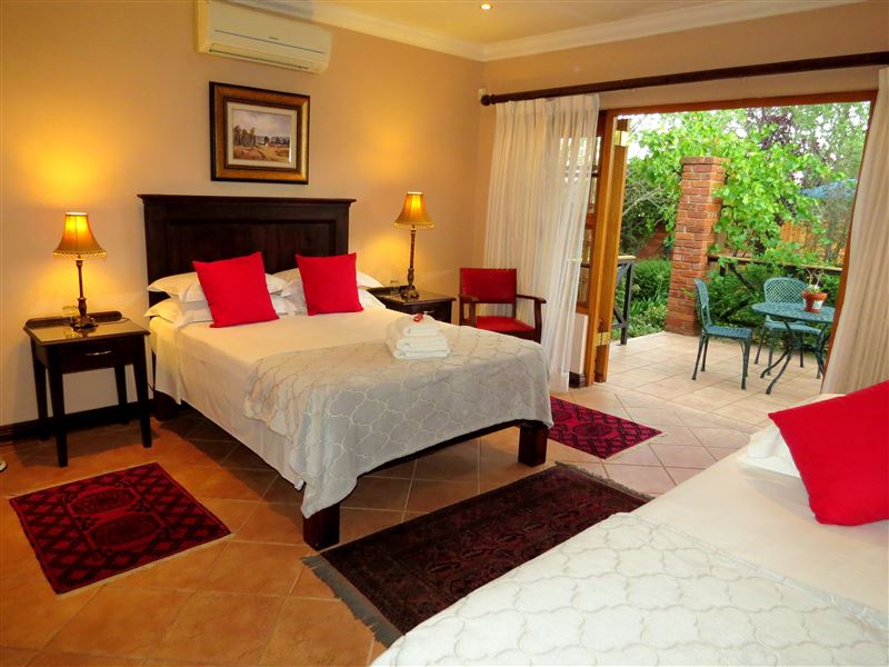 Double and single bed, bath, shower, airconditioner,
patio.