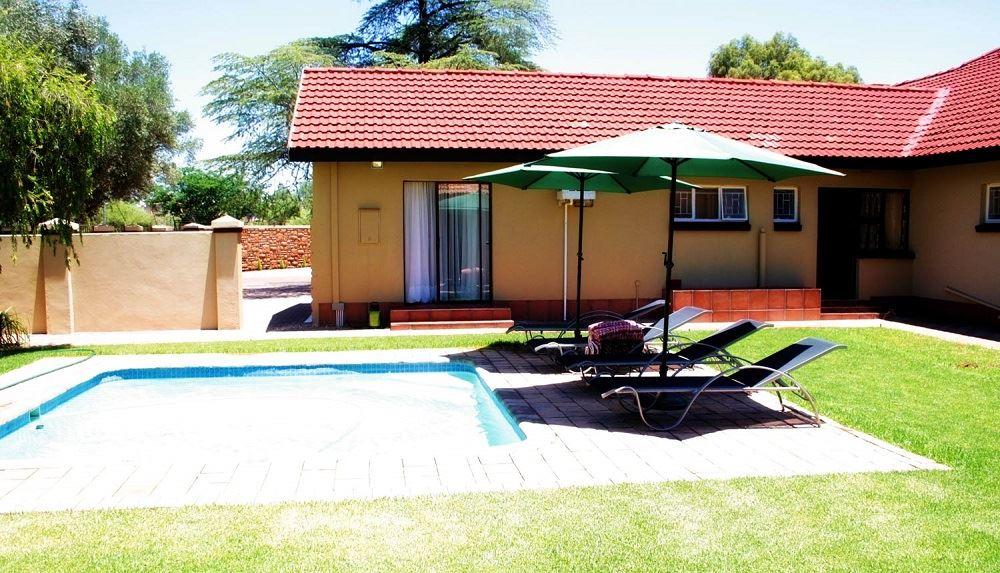 Fancy Yellow Guest House | Hotels Monument Heights