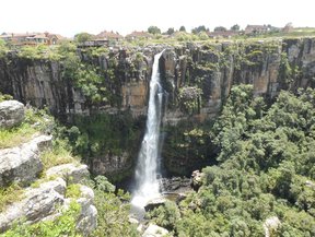From Graskop R533 to Hazyview, 1.5 kms East of Graskop.  View the Panorama gorge and falls opposite the Big Swing.  Curios for sale, and toilet facilities.