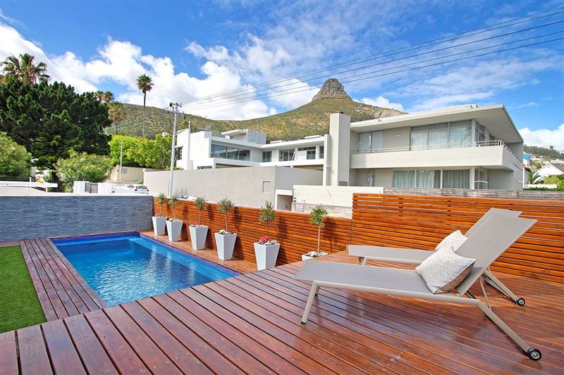 Sun deck and swimming pool