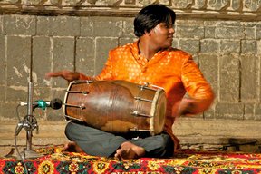 Drummer accompanies Rajasthani dancing