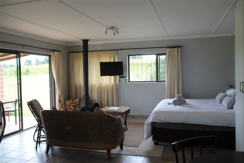 Sunset: open-plan with a private bathroom. Fireplace and free firewood, swivel flatscreen, full DSTV