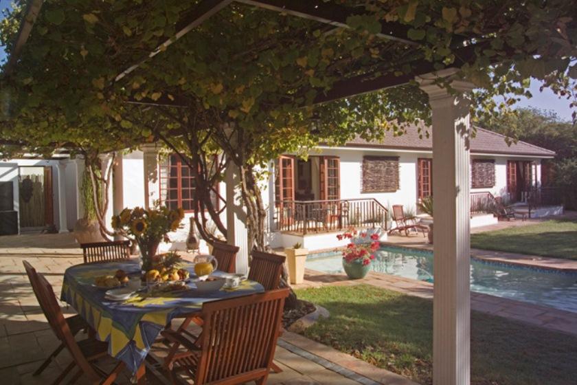 3 Palms Luxury Cottage | Bloubergstrand Specials