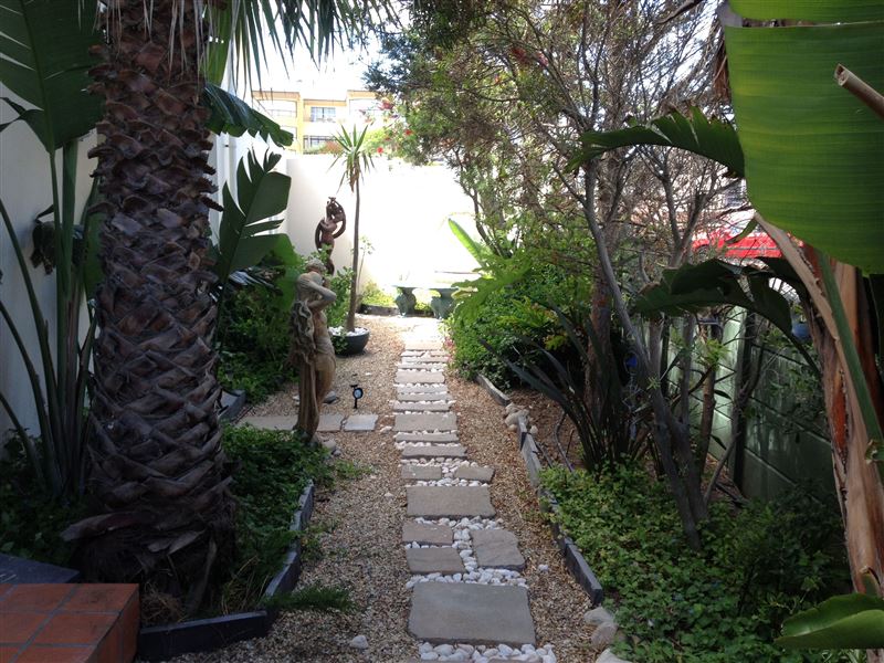 Holiday House Accommodation Blouberg Cape Town Garden © surfsailsleep.co.za