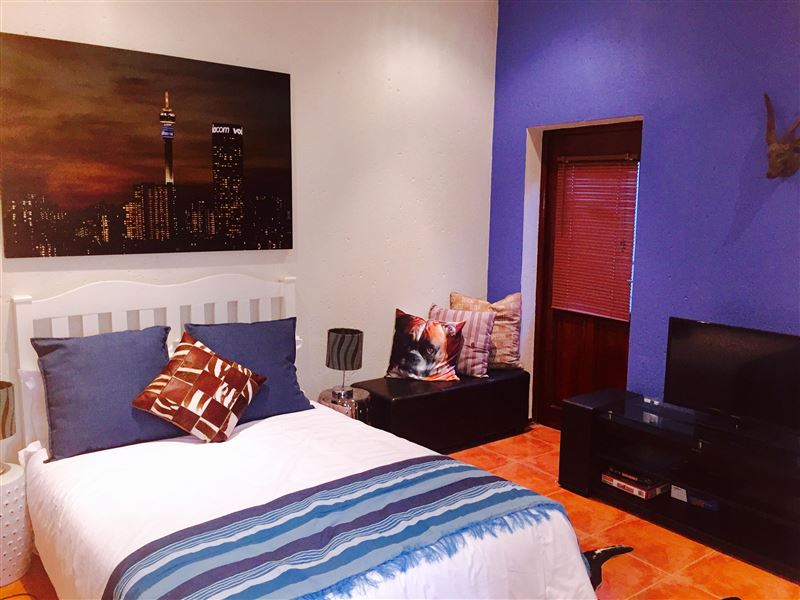 Double bed. Flat screen tv. Full satellite tv (DSTV). DVD player. Free wifi. 