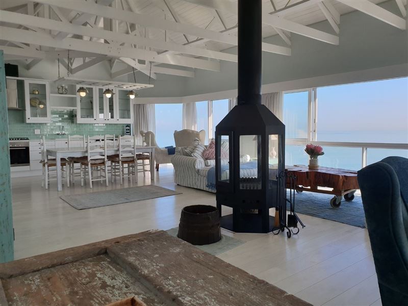 Gorgeous open plan living area with big screen, full DSTV, great Wifi and stupendous views!