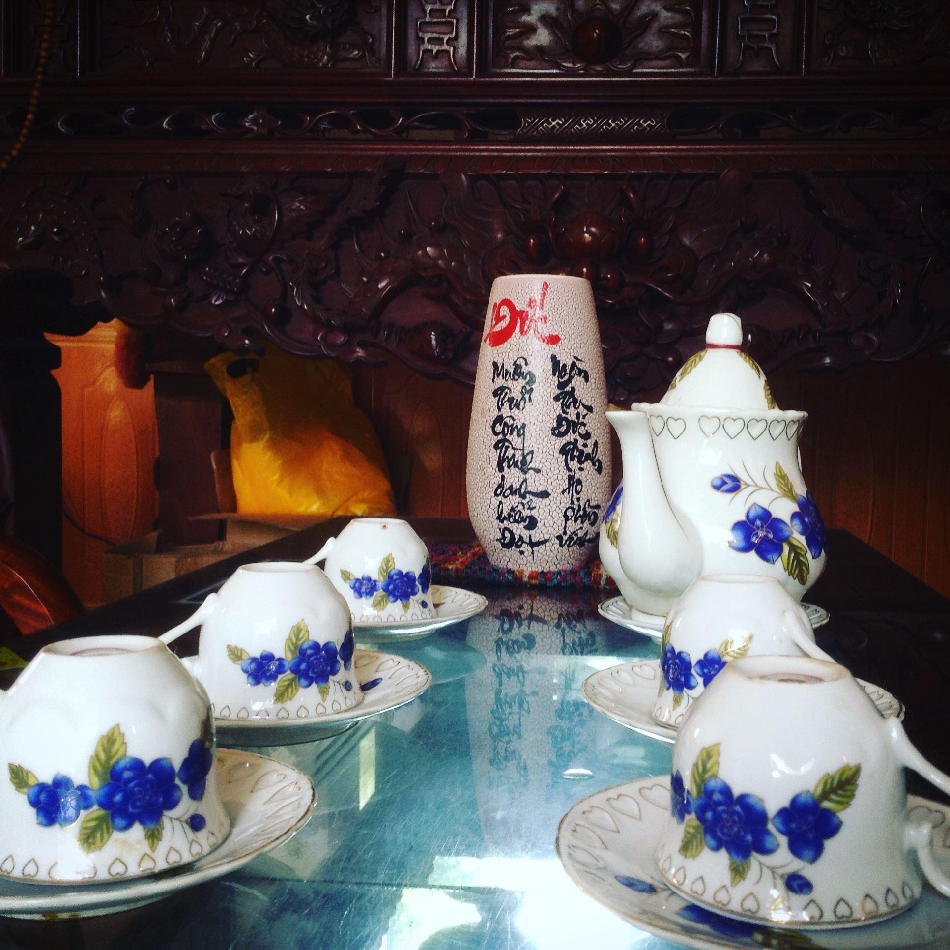 A tea set and a vase with words written in calligraphy © ACE HOMESTAY NINH BINH