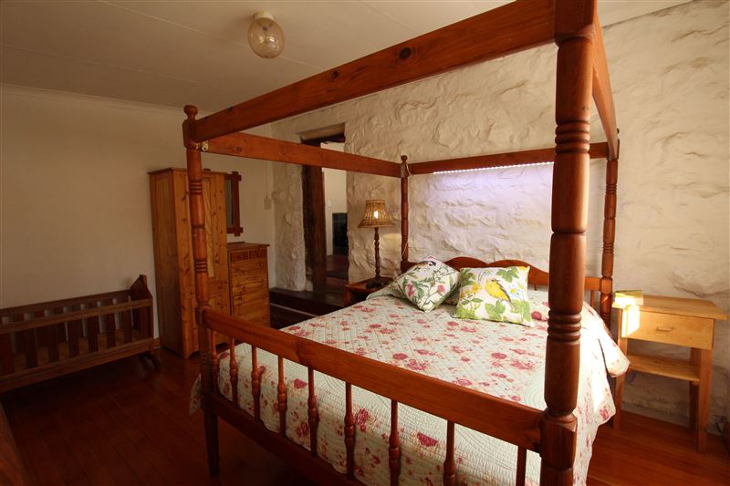 Queen size bed in the main bedroom © Sarina Viljoen