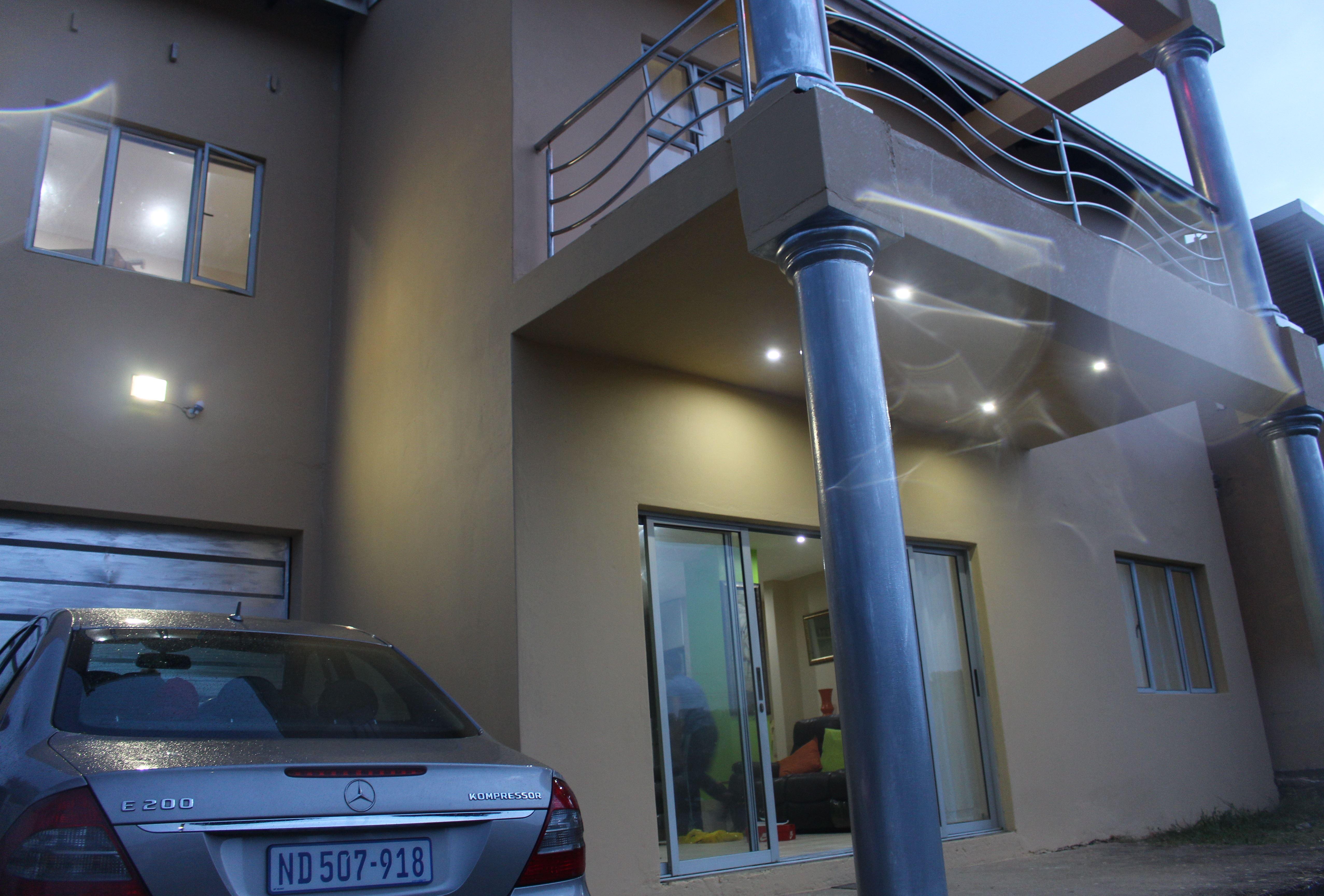 9 On Geel | Accommodation The Bluff