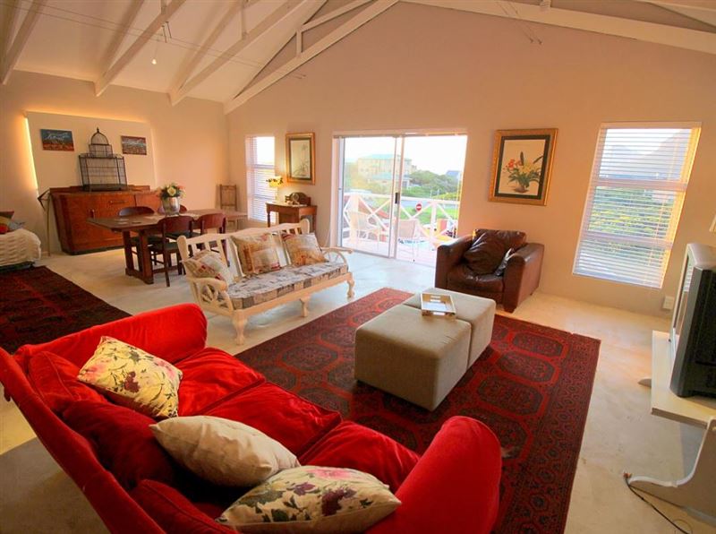 Large openplan apartment with nice views.