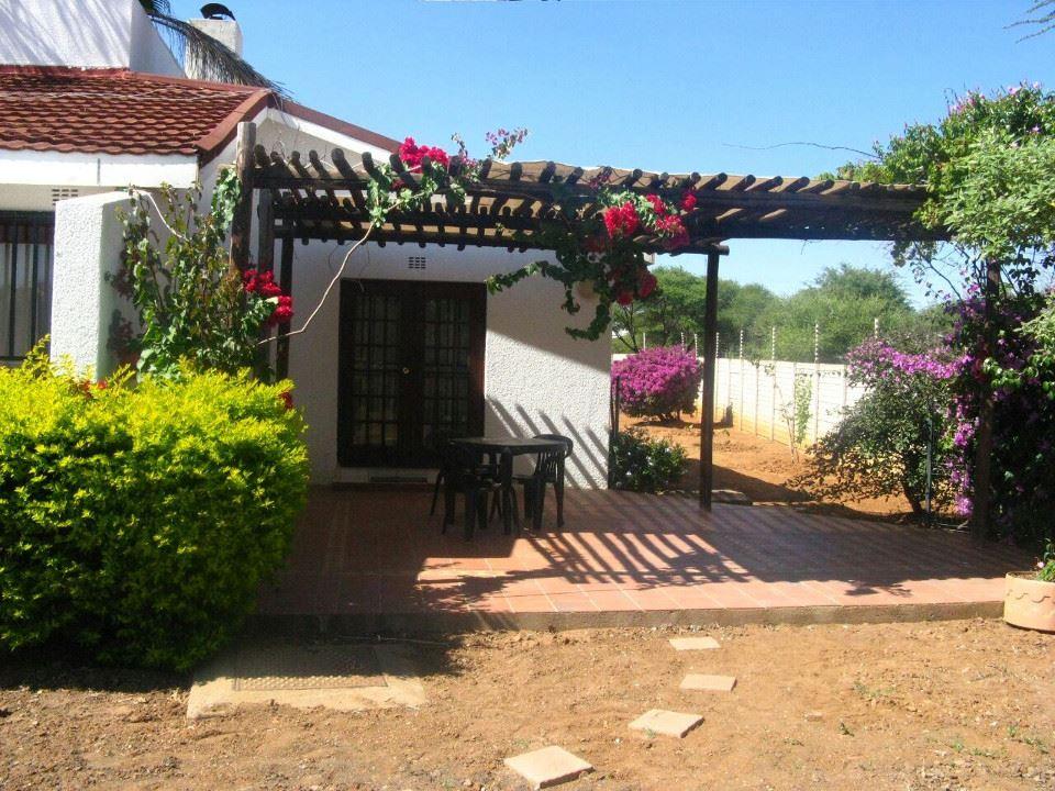 Le Bougainvillea Cottage | Accommodation Tlokweng