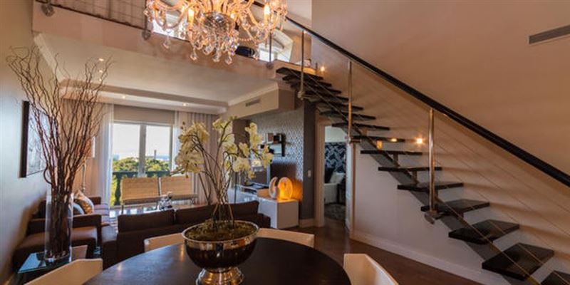 Double volume dining area of apartment 706, Cape Royale. © Elite Residences