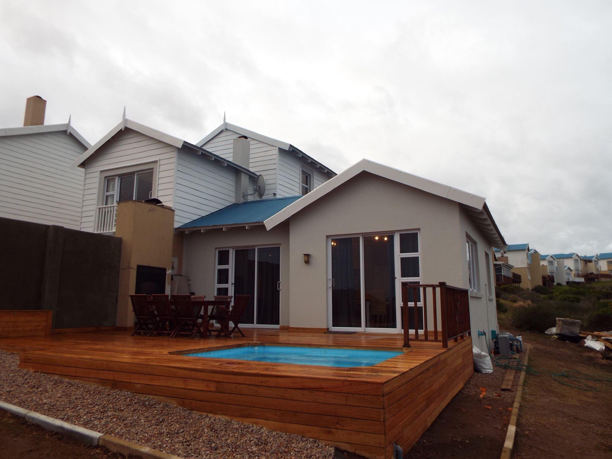 Pinnacle Point Pool Lodge