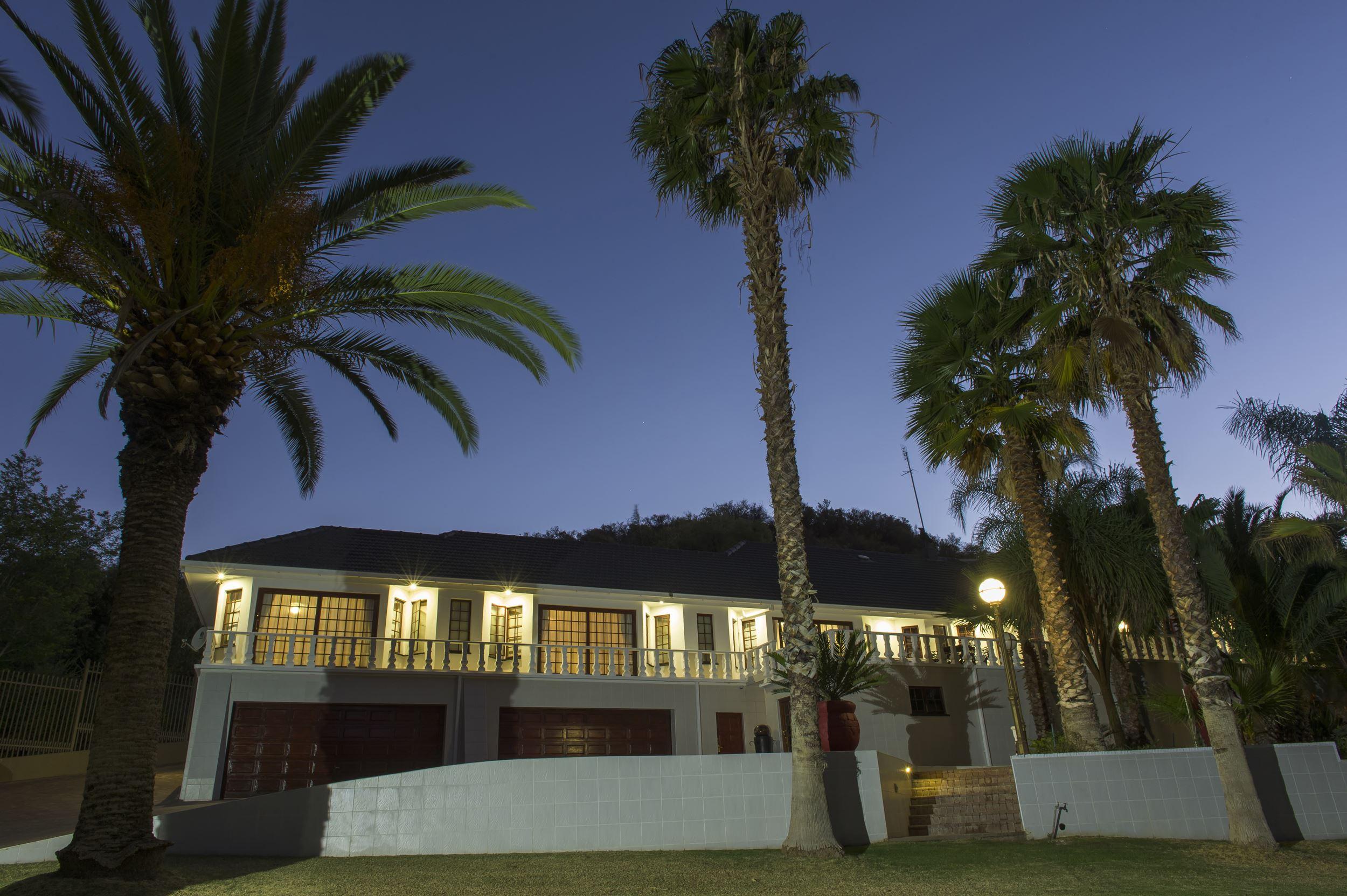 NIGHT PHOTO OF GUEST HOUSE © INNESVIEW