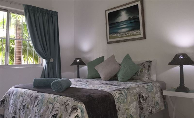 Queen size bed with en-suite bathroom